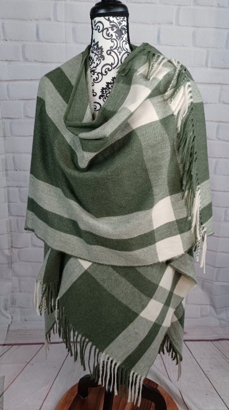 Universal Tread women's plaid print fringed shawl size one size fits most b11